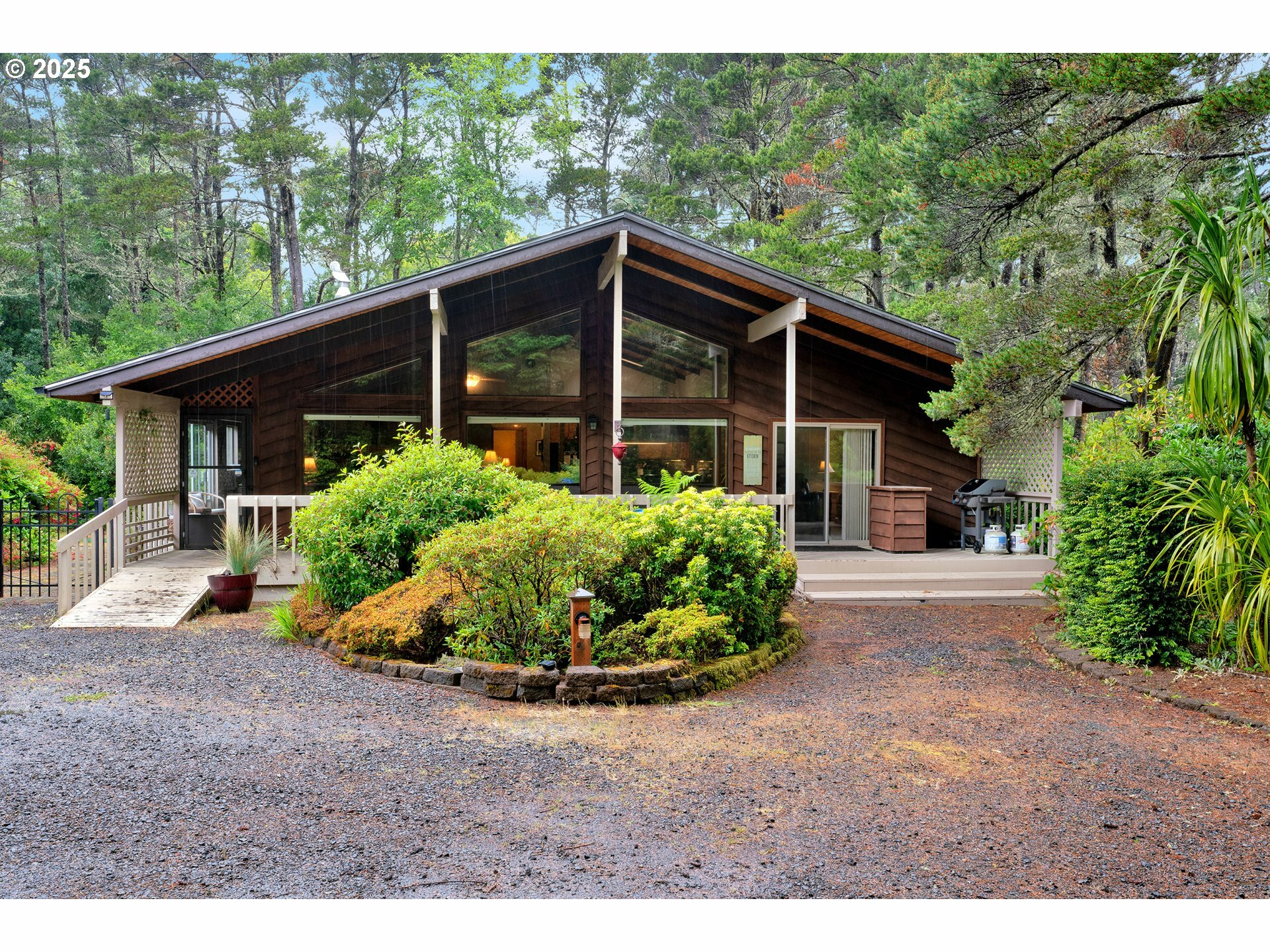 Property Photo: 88046 Woodlands Dr OR 97439