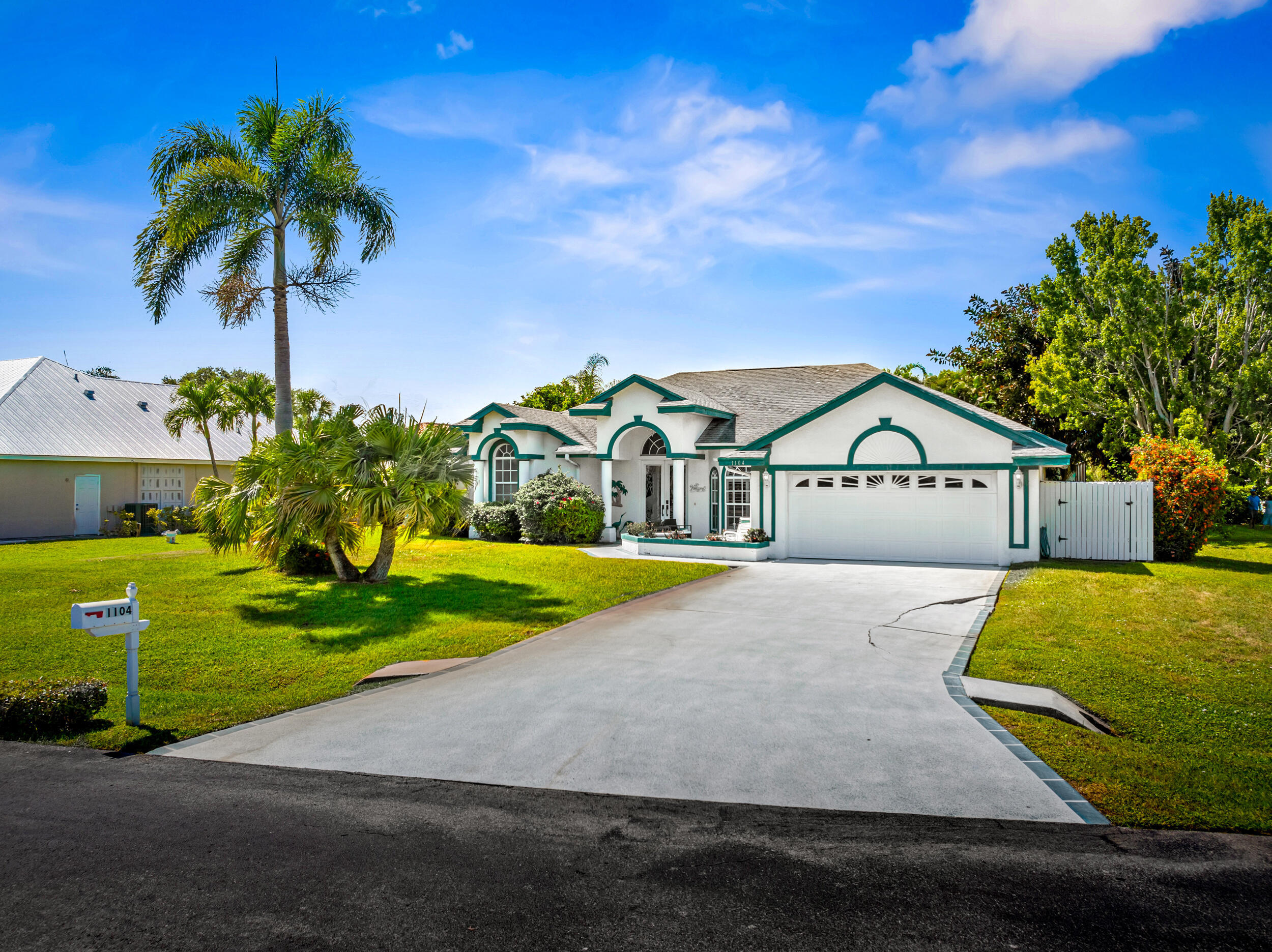 Property Photo: 1104 SE Strathmore Drive FL 34952