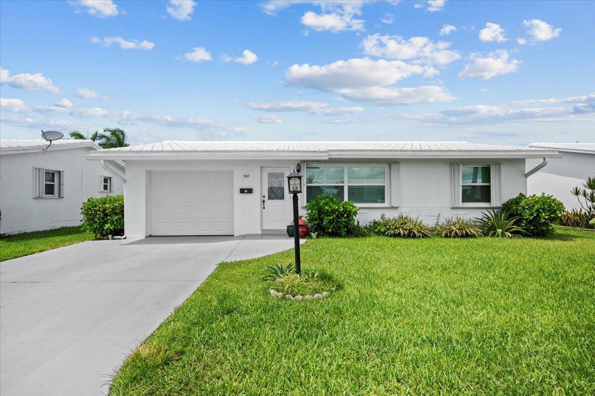 Property Photo: 907 SW 5th Court FL 33426