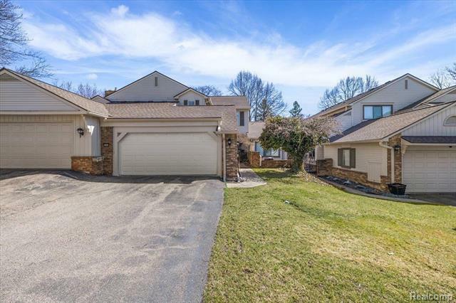 Property Photo: 6906 Pebblecreek Woods Drive MI 48322