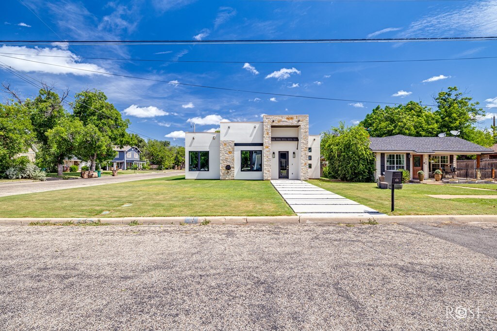 Property Photo:  726 W Ave I  TX 76901 