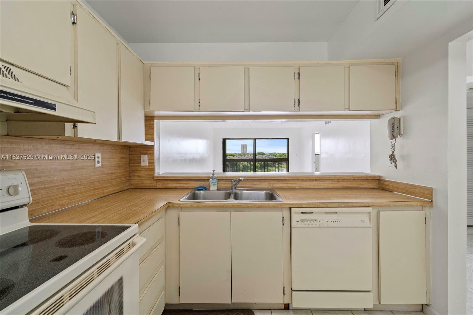 Property Photo:  10290 NW 9th St Cir 511  FL 33172 