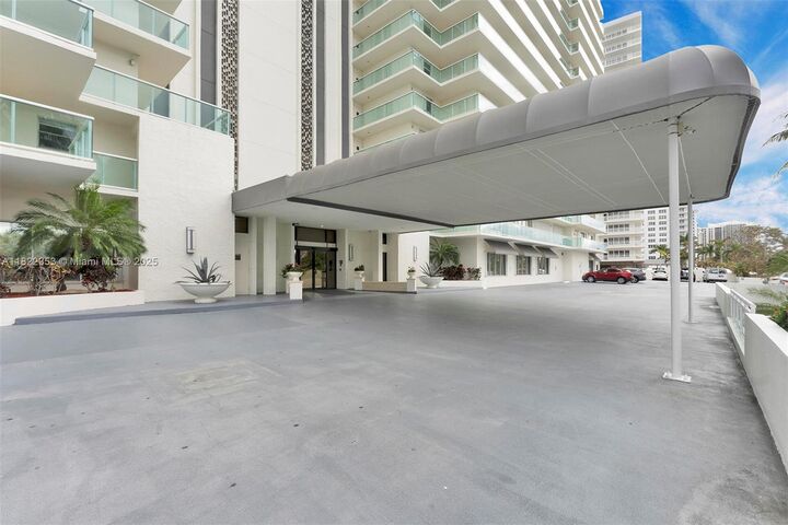 Property Photo:  3900 Galt Ocean Dr 506  FL 33308 