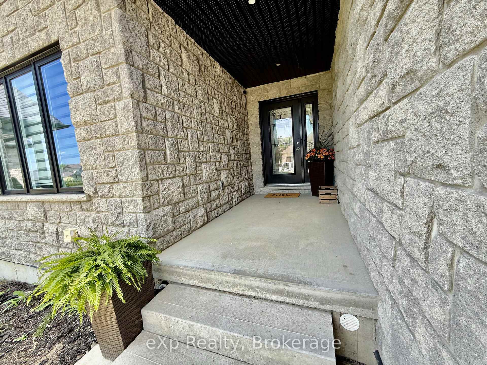 Property Photo: 137 17th Avenue A Avenue ON N4N 0B5