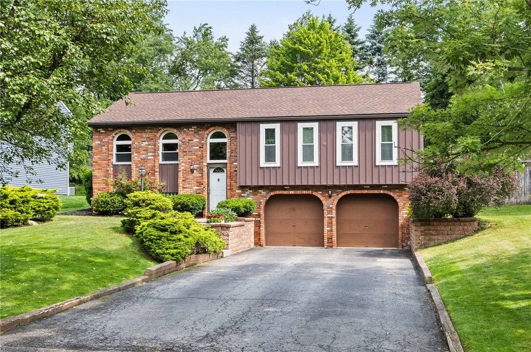 Property Photo: 833 Glendale Ct PA 16066