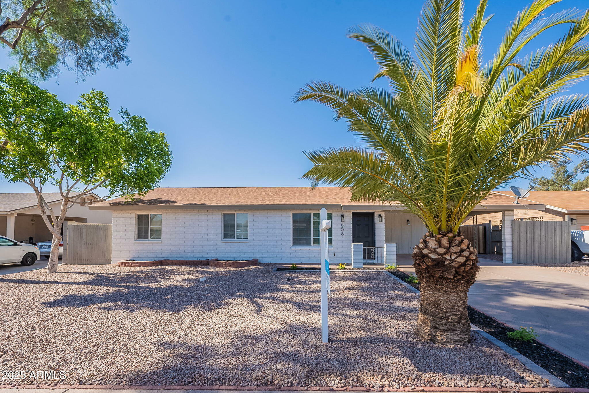 Property Photo:  656 E Mesquite Avenue  AZ 85119 