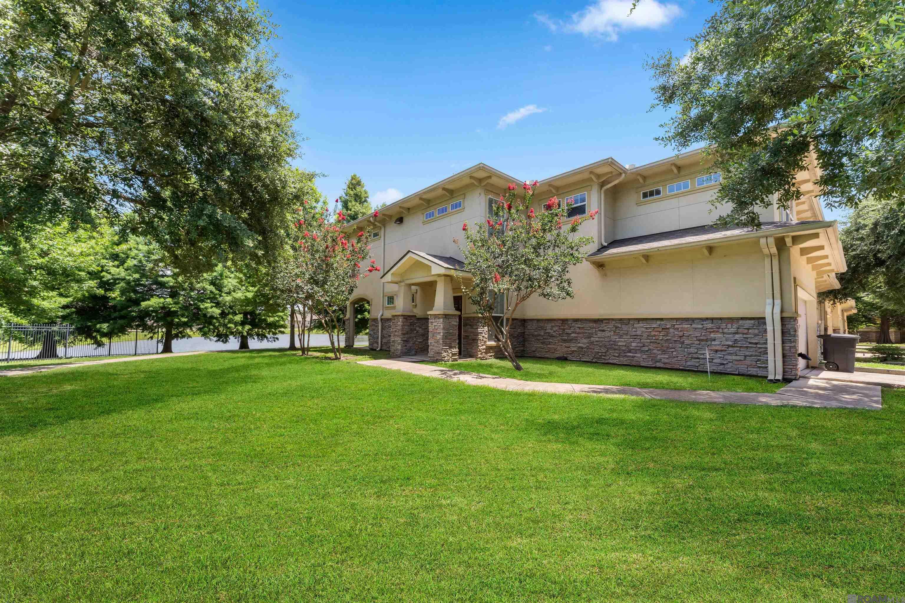 Property Photo: 8000 Stonelake Village Ave #201 LA 70820