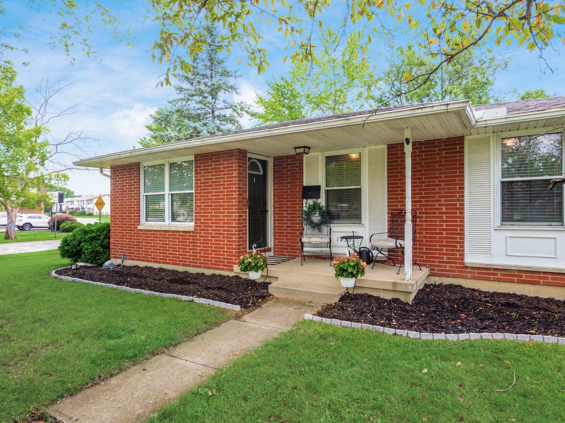 Property Photo: 1410 Chelmsford S Square OH 43229