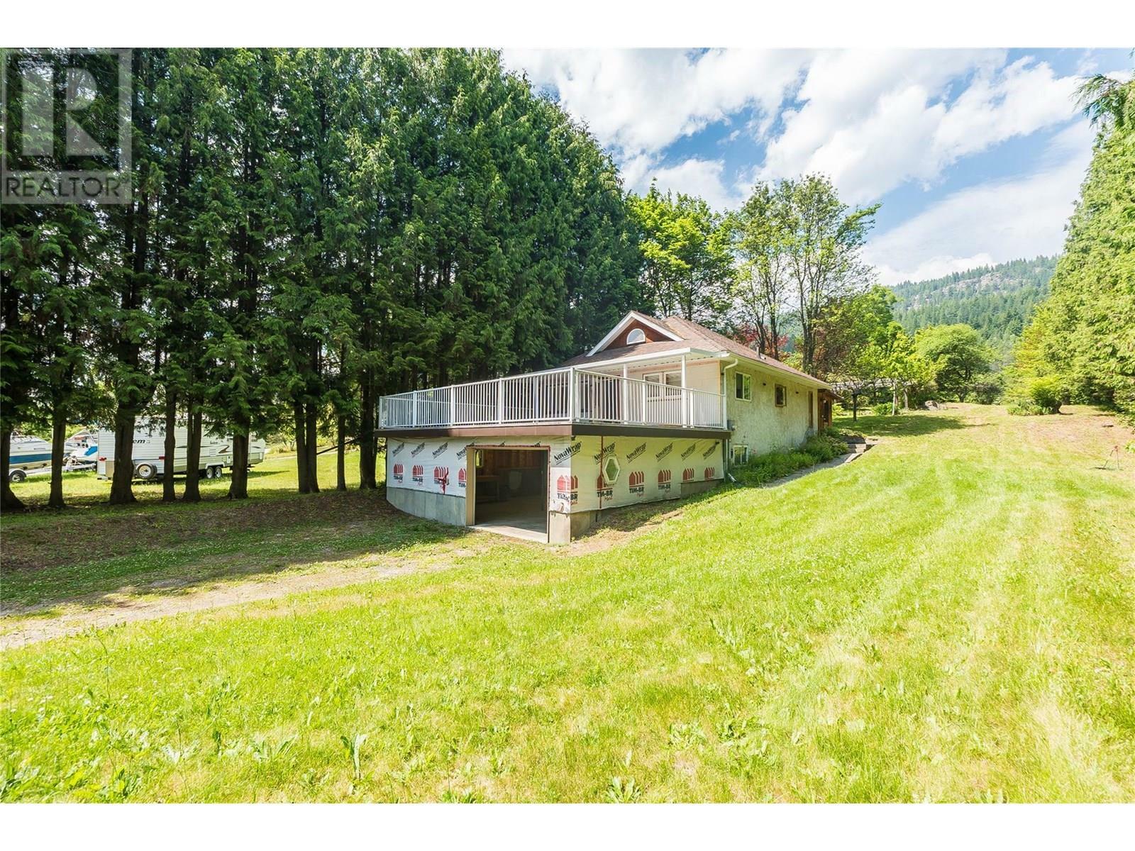 3253 Broadwater Road  Castlegar BC V0G 1X0 photo