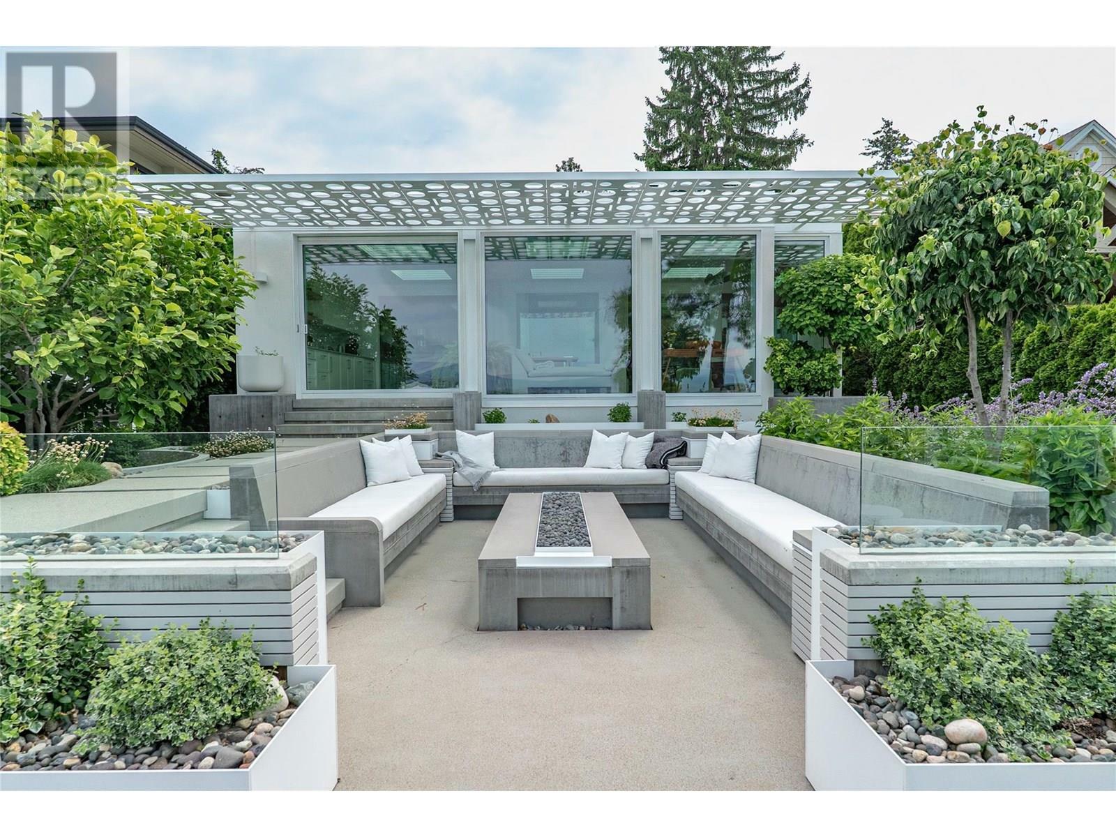 Photo de la propriété: 4110 Lakeshore Road BC V1W 1V6