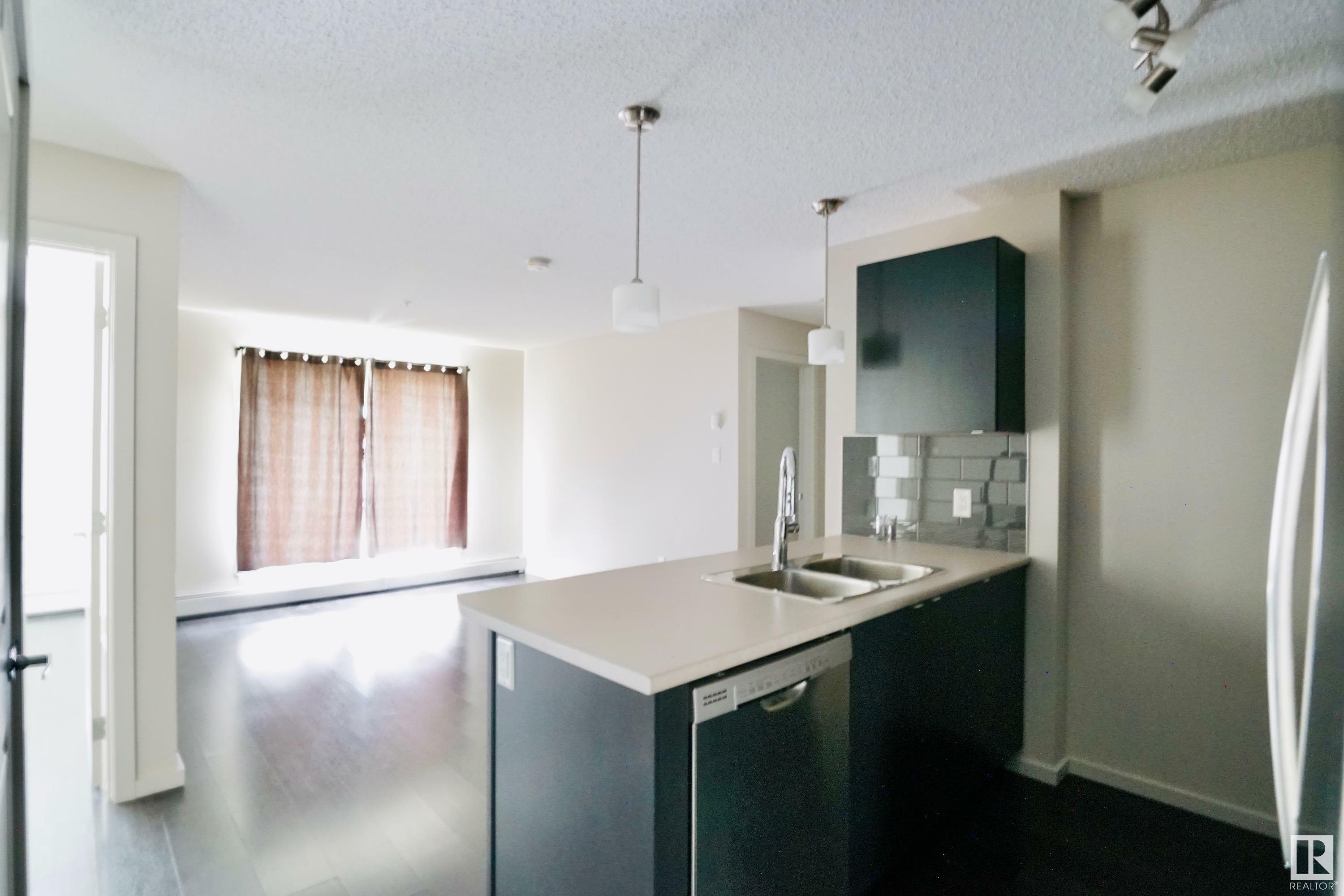 Photo de la propriété: 348 Windermere Road NW AB T6W 2P2