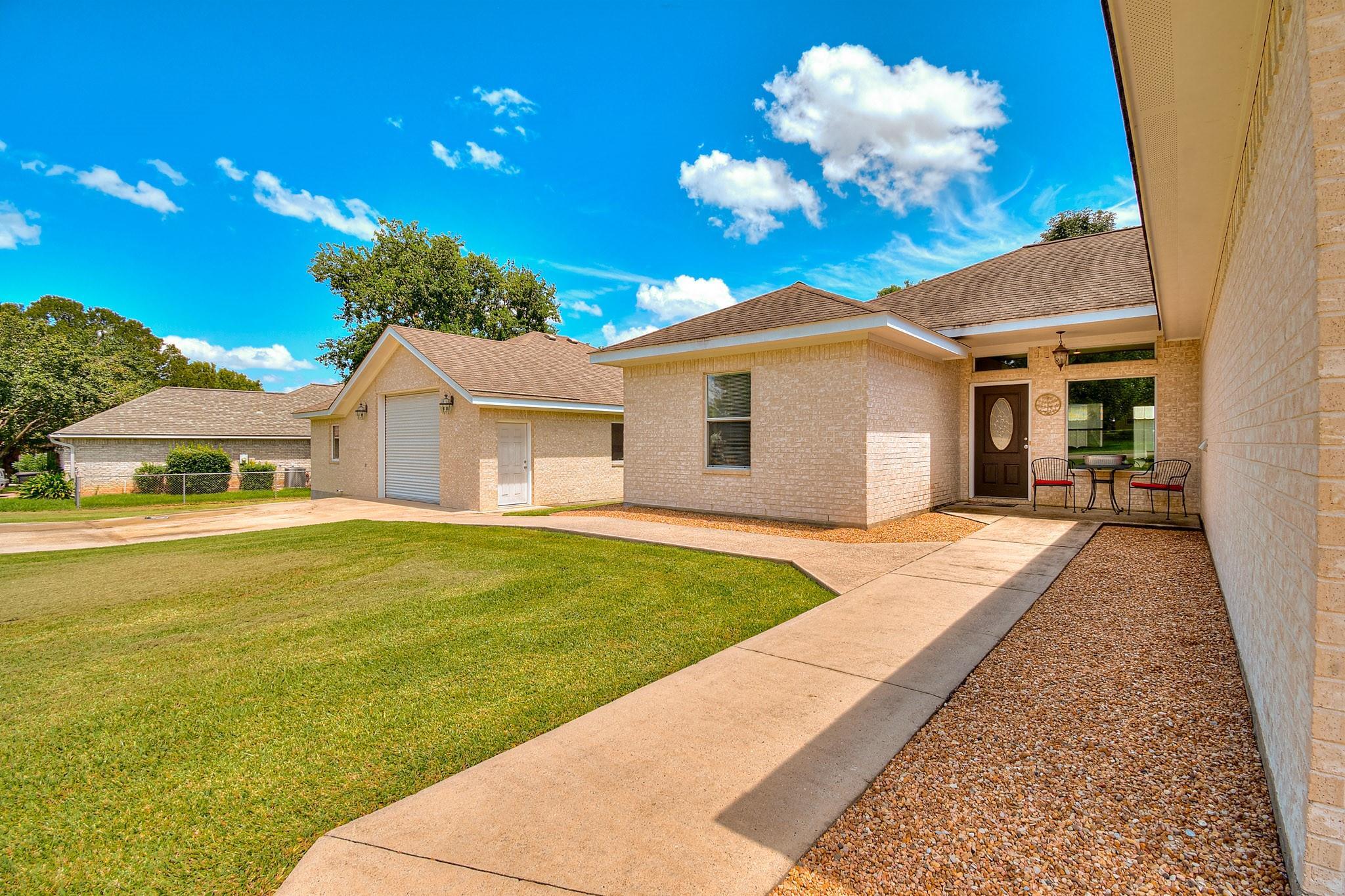 Property Photo: 610 Moonwalk Street TX 77356
