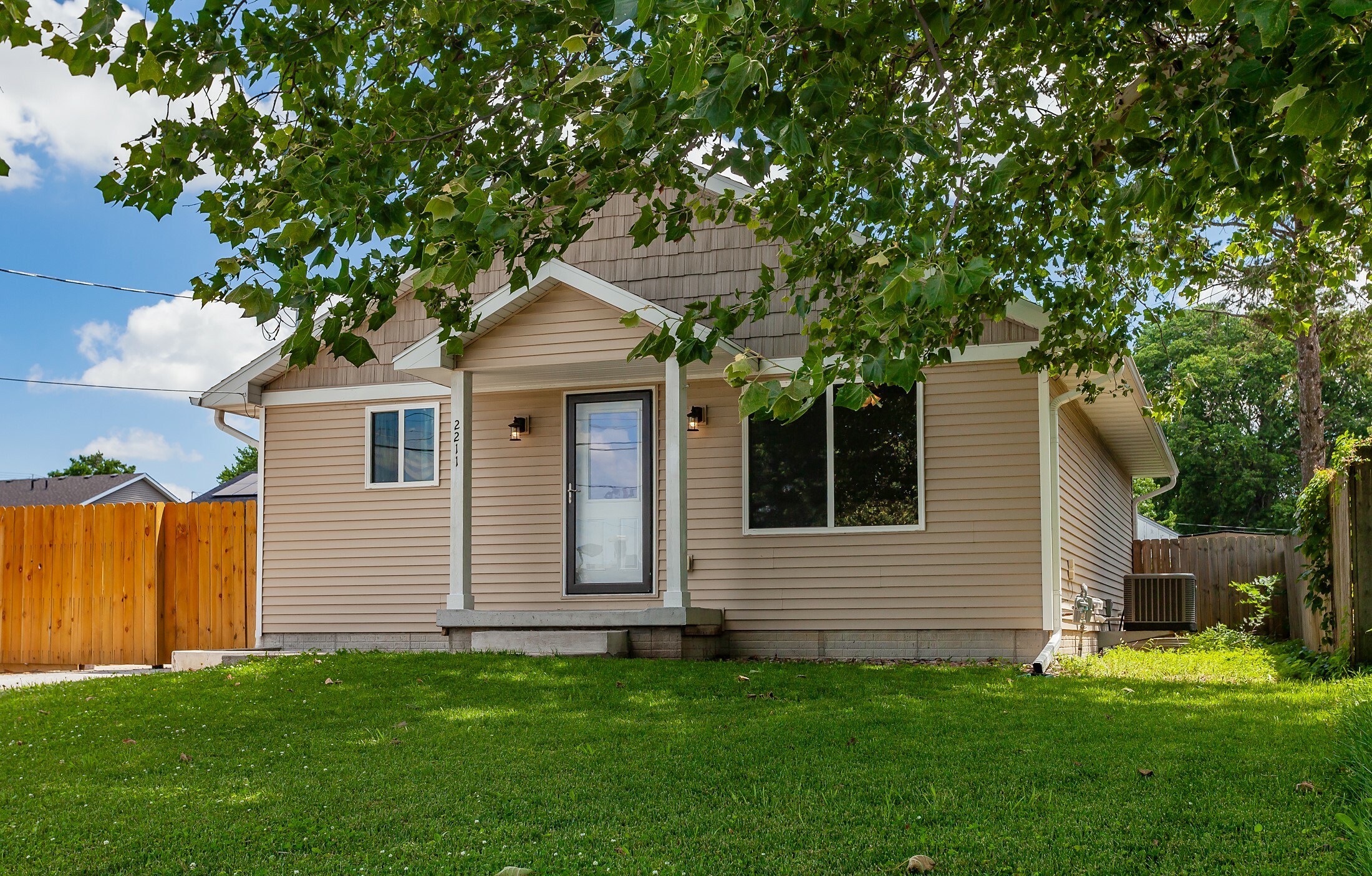 Property Photo: 2211 E 38th Street IA 50317