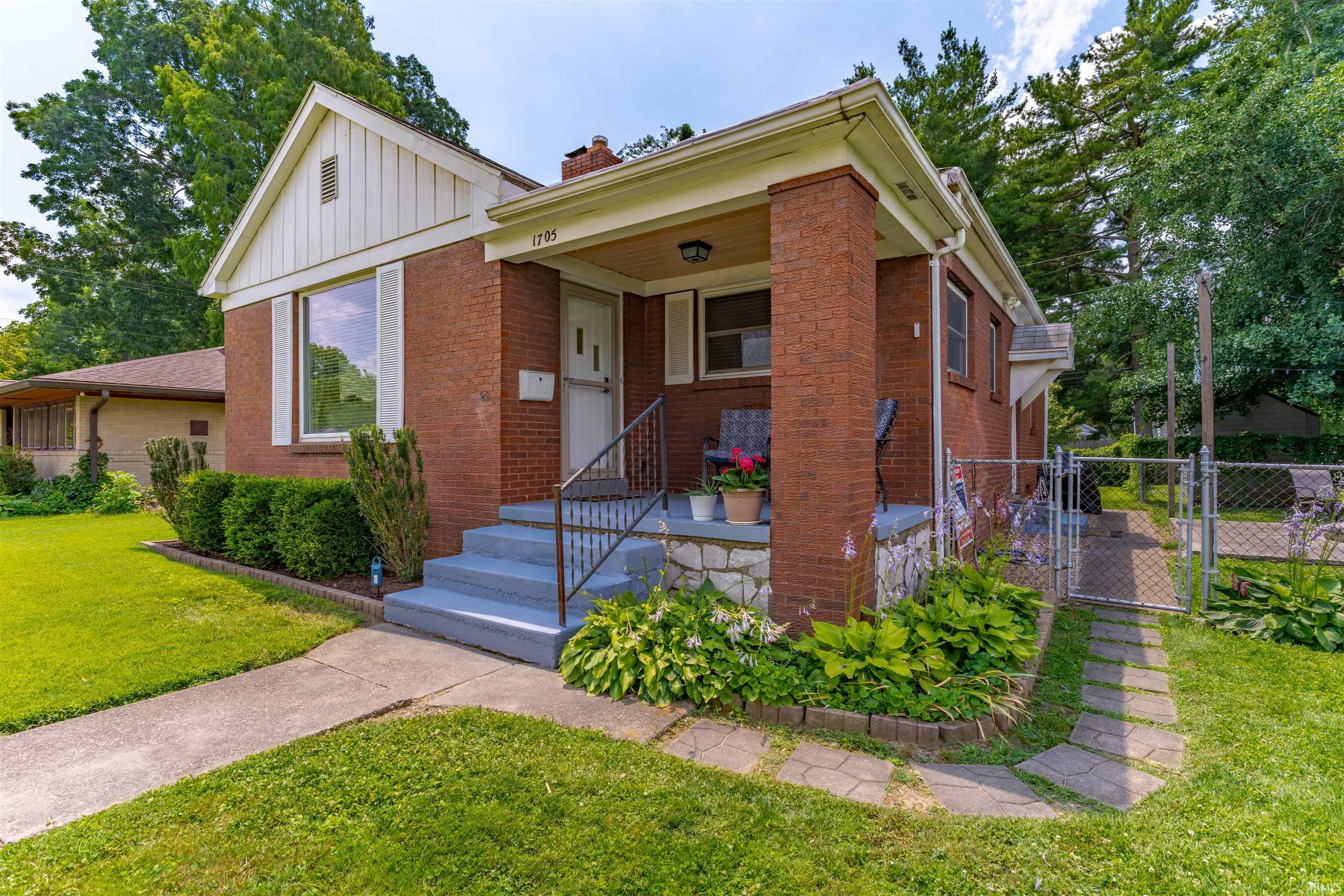 Property Photo: 1705 E Gum Street IN 47714
