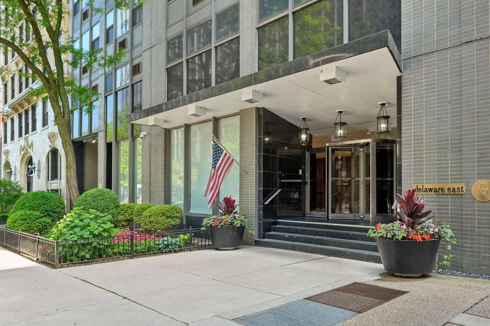 Property Photo:  253 E Delaware Place 7G  IL 60611 