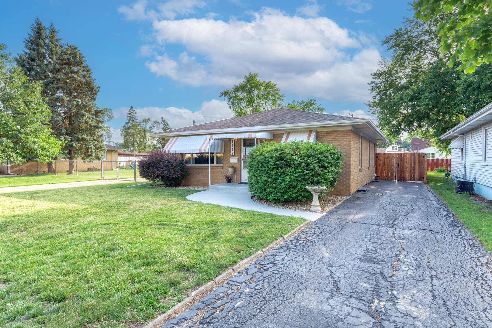 Property Photo:  1617 Oakland Avenue  IL 60403 