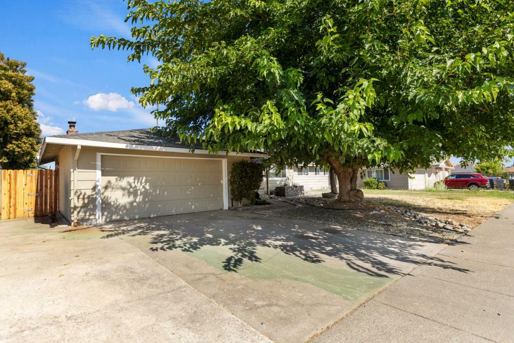 Property Photo: 7567 Skelton Way CA 95822