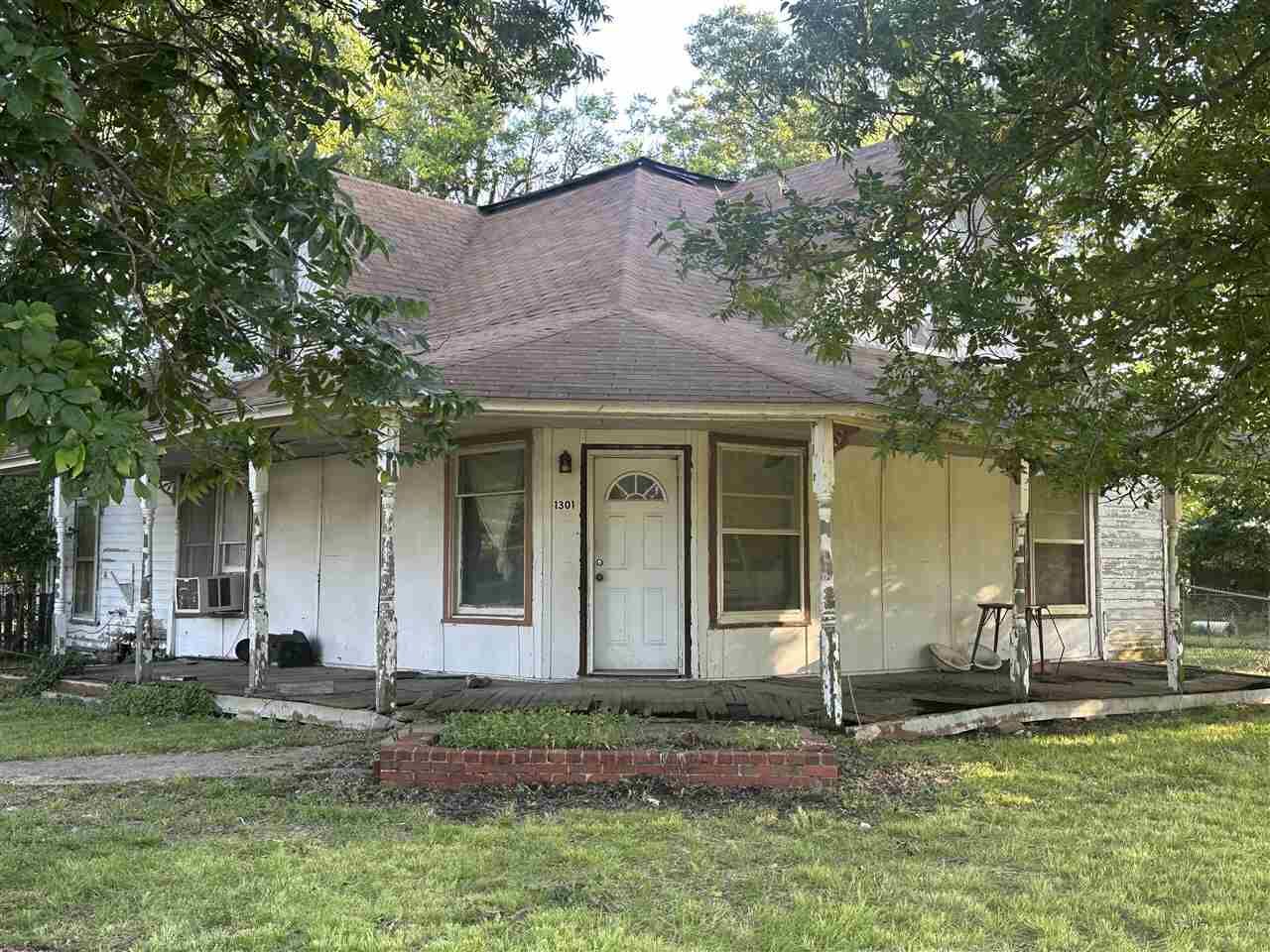 Property Photo:  1301 W College  OK 74631 