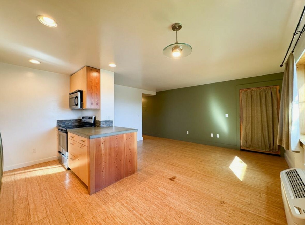 Property Photo:  1010 W Pine Street 104  MT 59802 