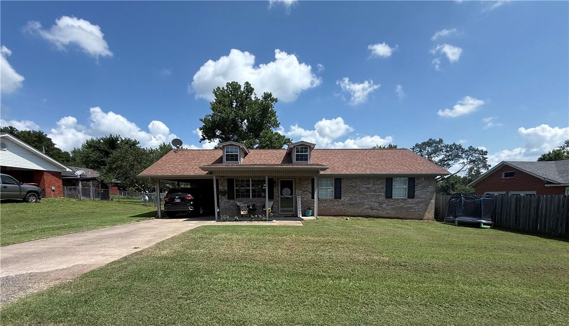 Property Photo:  604 W Carver Street  AR 72949 