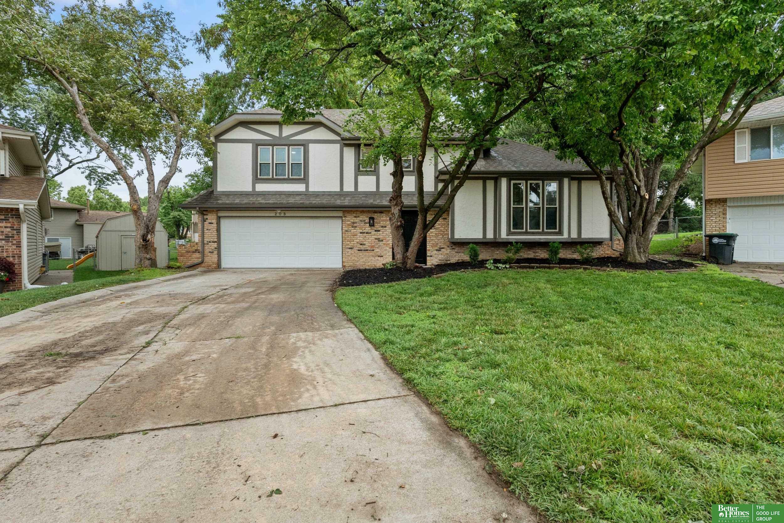 Property Photo: 203 S 150th Circle NE 68154