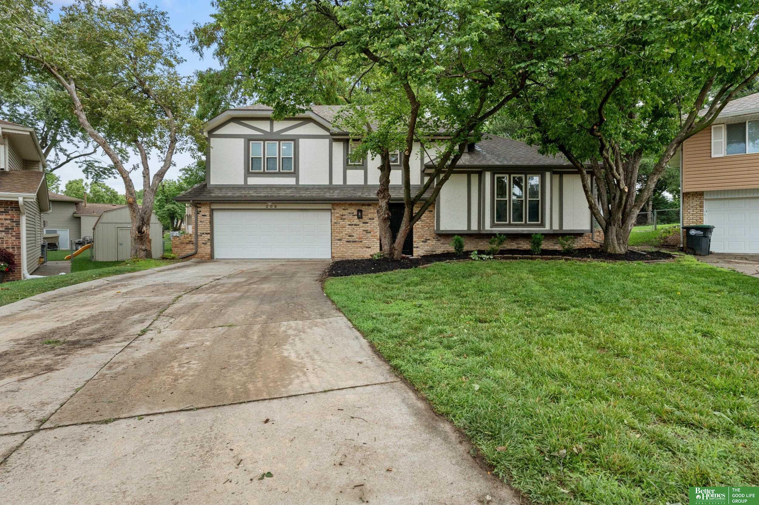 Property Photo: 203 S 150th Circle NE 68154