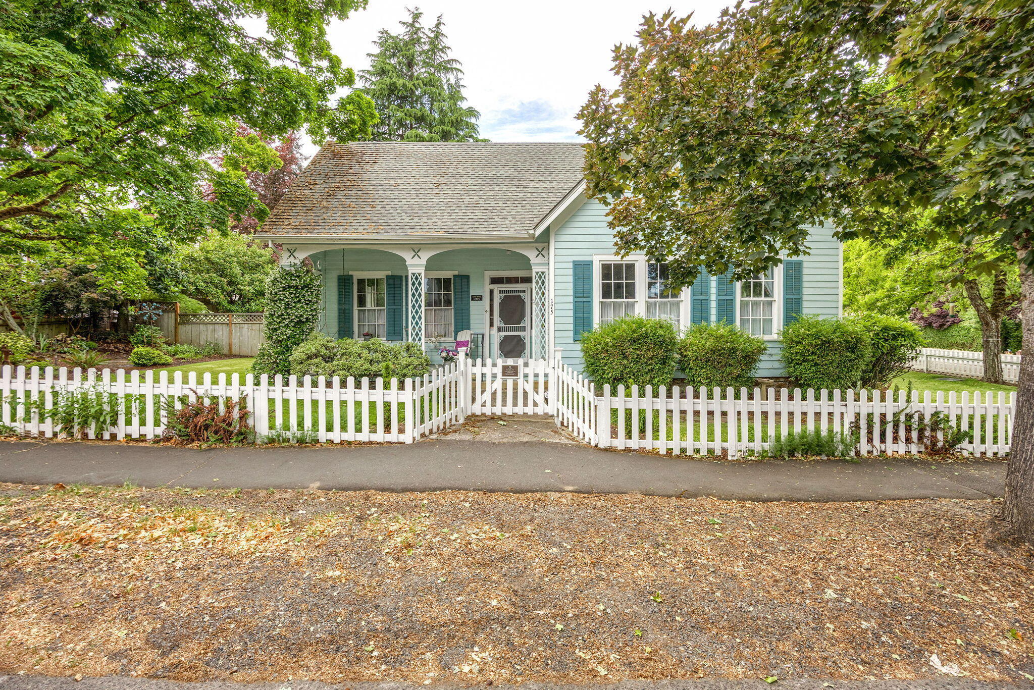 Property Photo: 175 N 3rd Street OR 97530