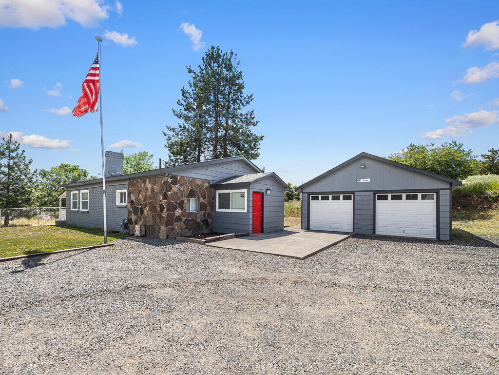 Property Photo: 341 Nosler Street OR 97601