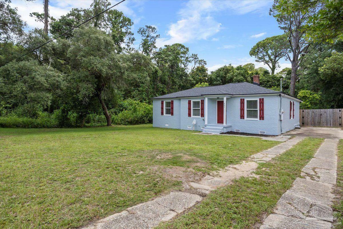 Property Photo: 601 W Sunset Ave FL 32507