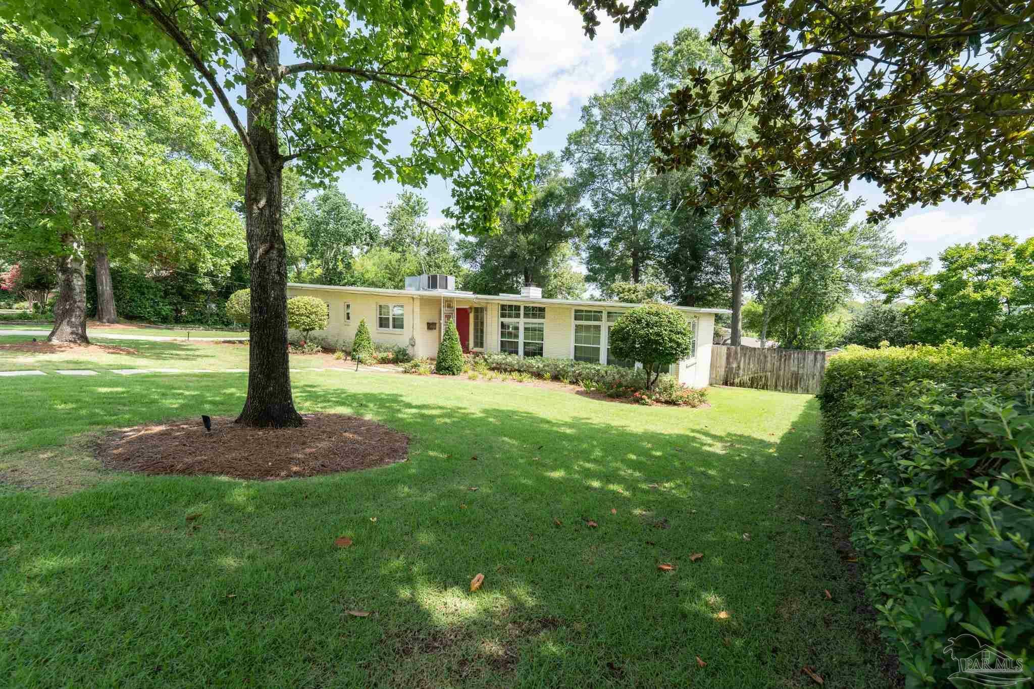 Property Photo: 2810 Magnolia Ave FL 32503