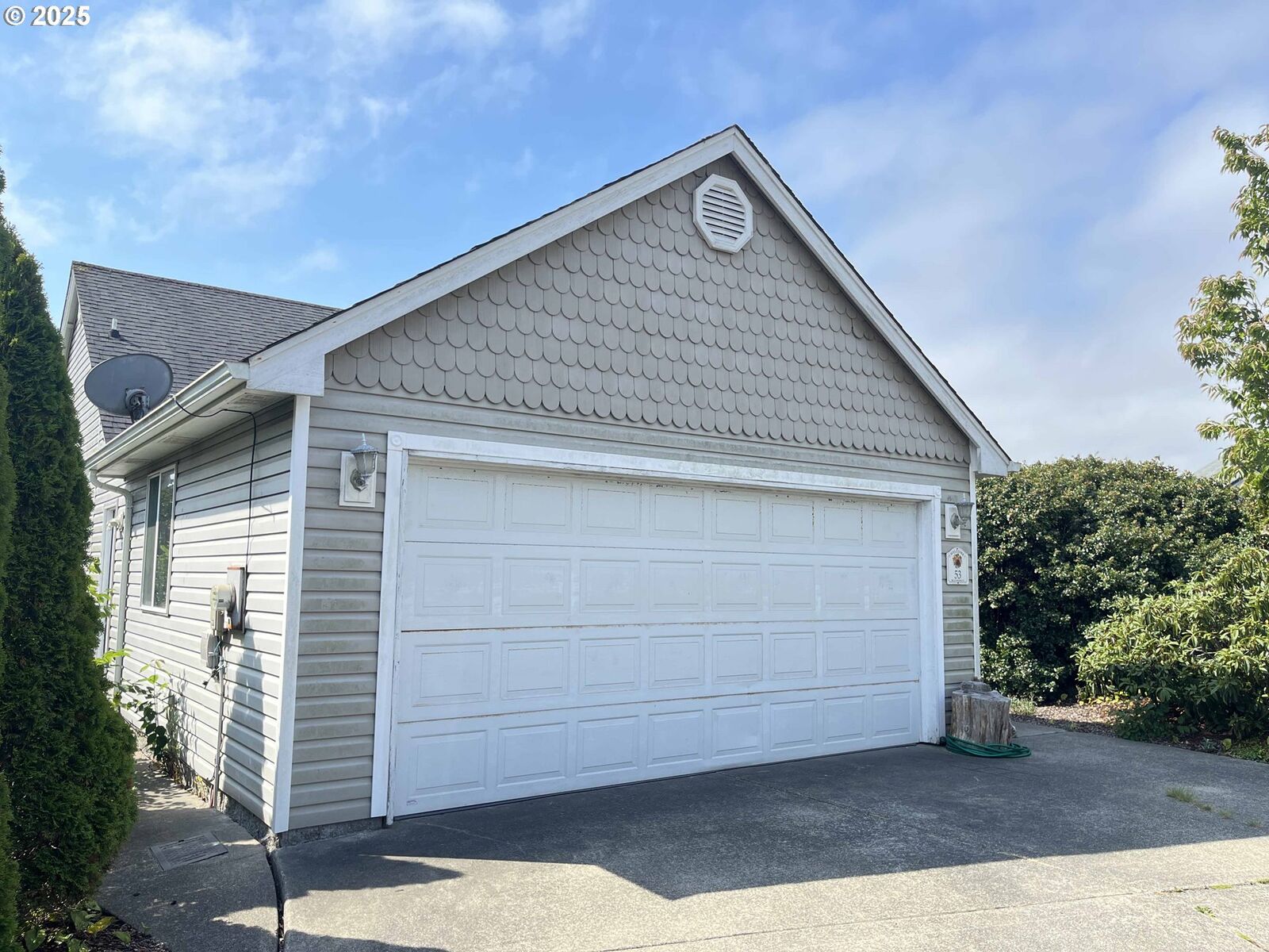 Property Photo:  53 Blue Water Ct  OR 97439 