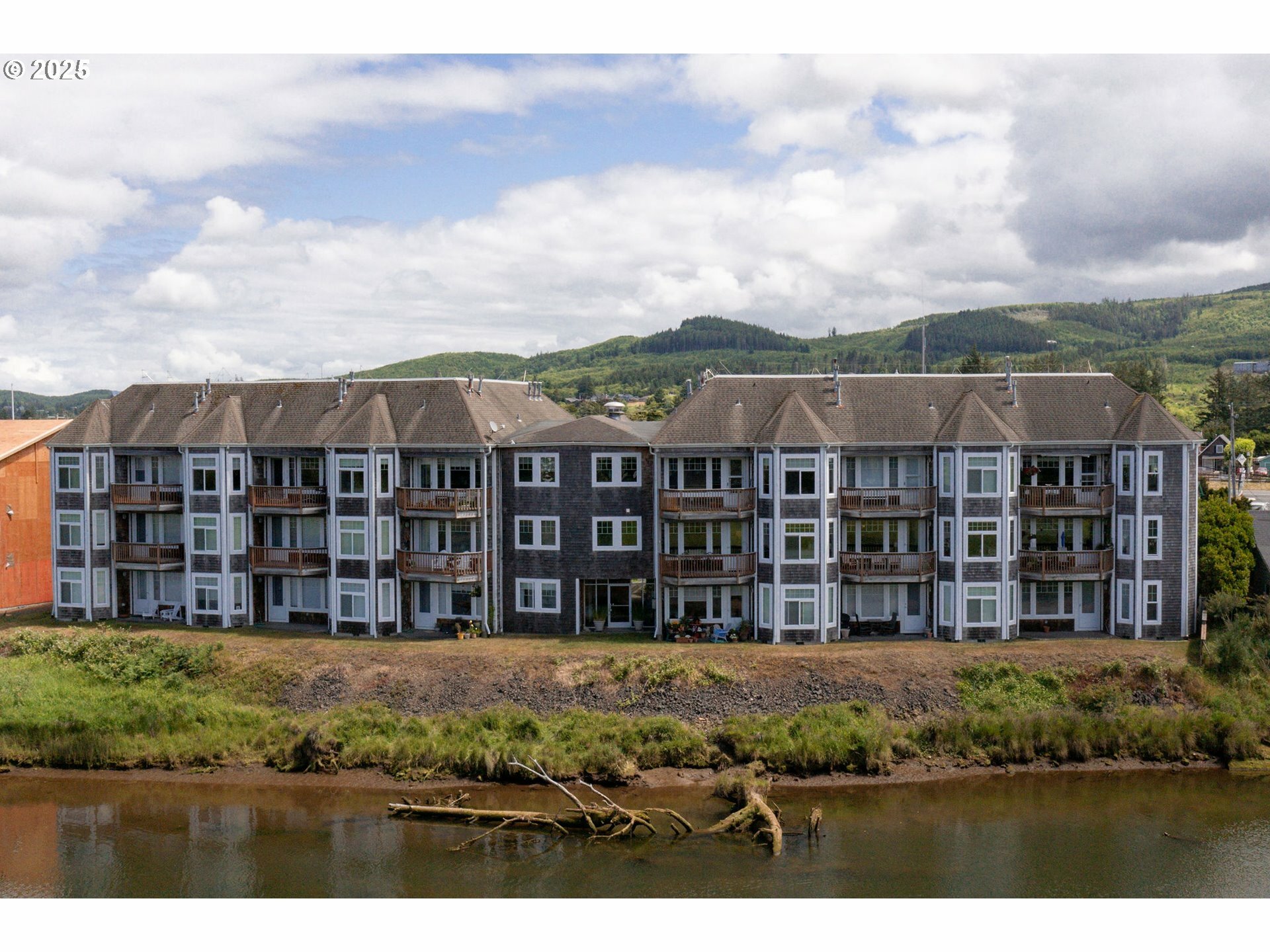 Property Photo: 1108 S Holladay Dr 24 OR 97138