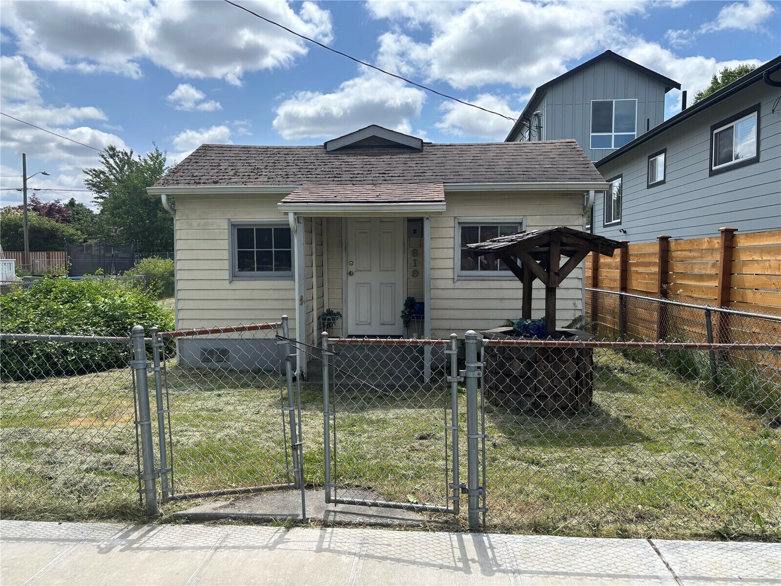 Property Photo: 819 S Rose Street WA 98108