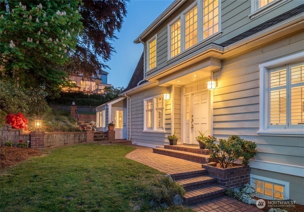 Property Photo: 526 W Kinnear Place WA 98119