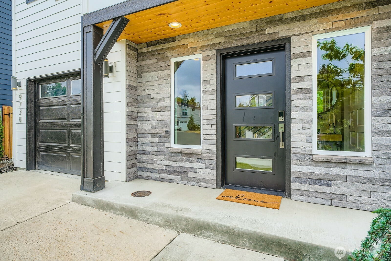 Property Photo: 9738 Lindsay Place S WA 98118