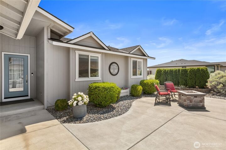 Property Photo:  409  Davidson Boulevard SW  WA 99349 