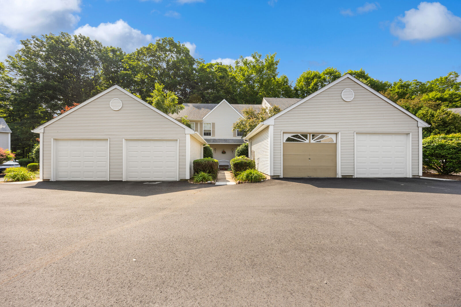 Property Photo:  3409 Whitney Avenue Apt 9  CT 06518 