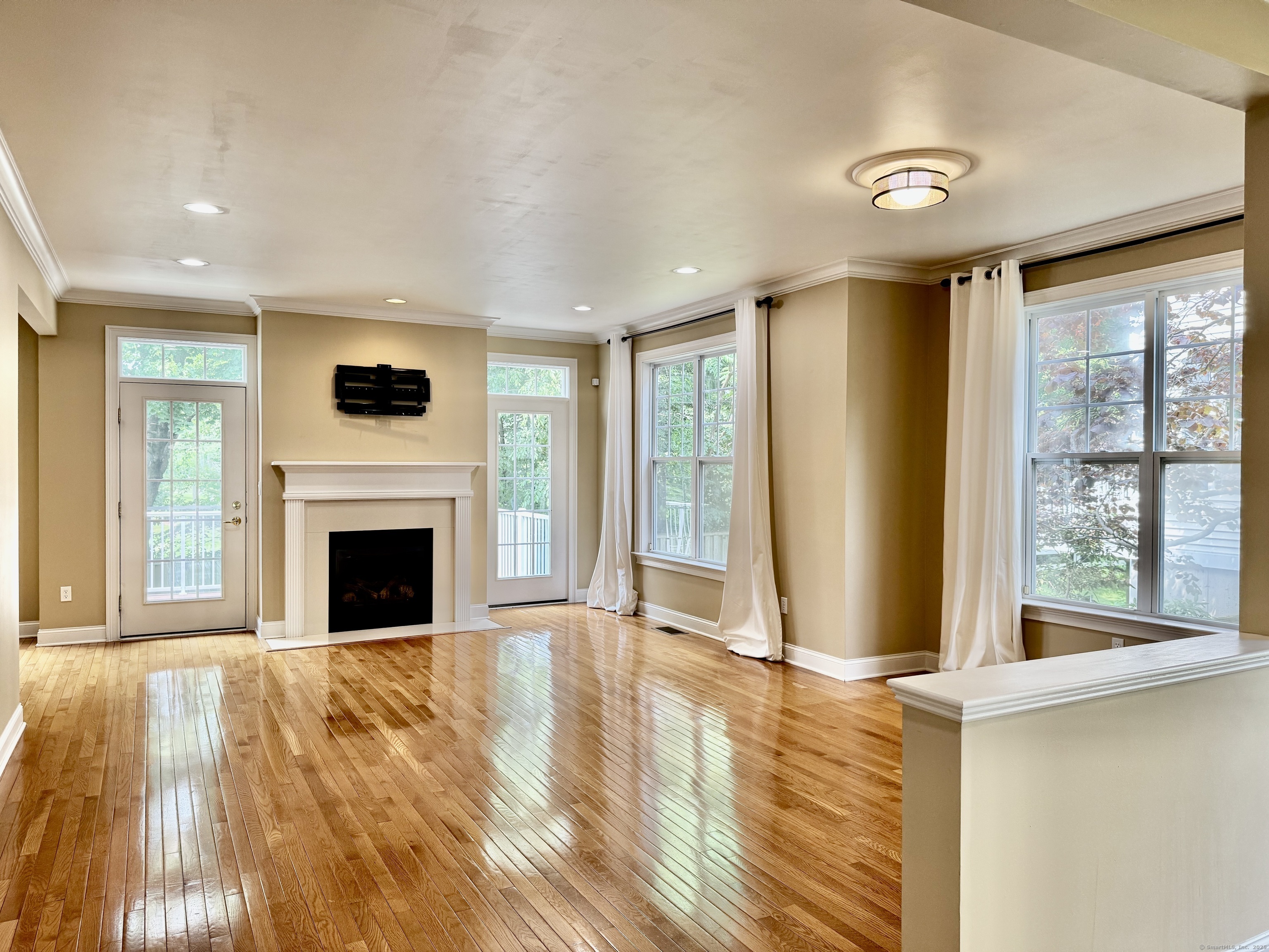 Property Photo: 14 Park Place Circle 14 CT 06110