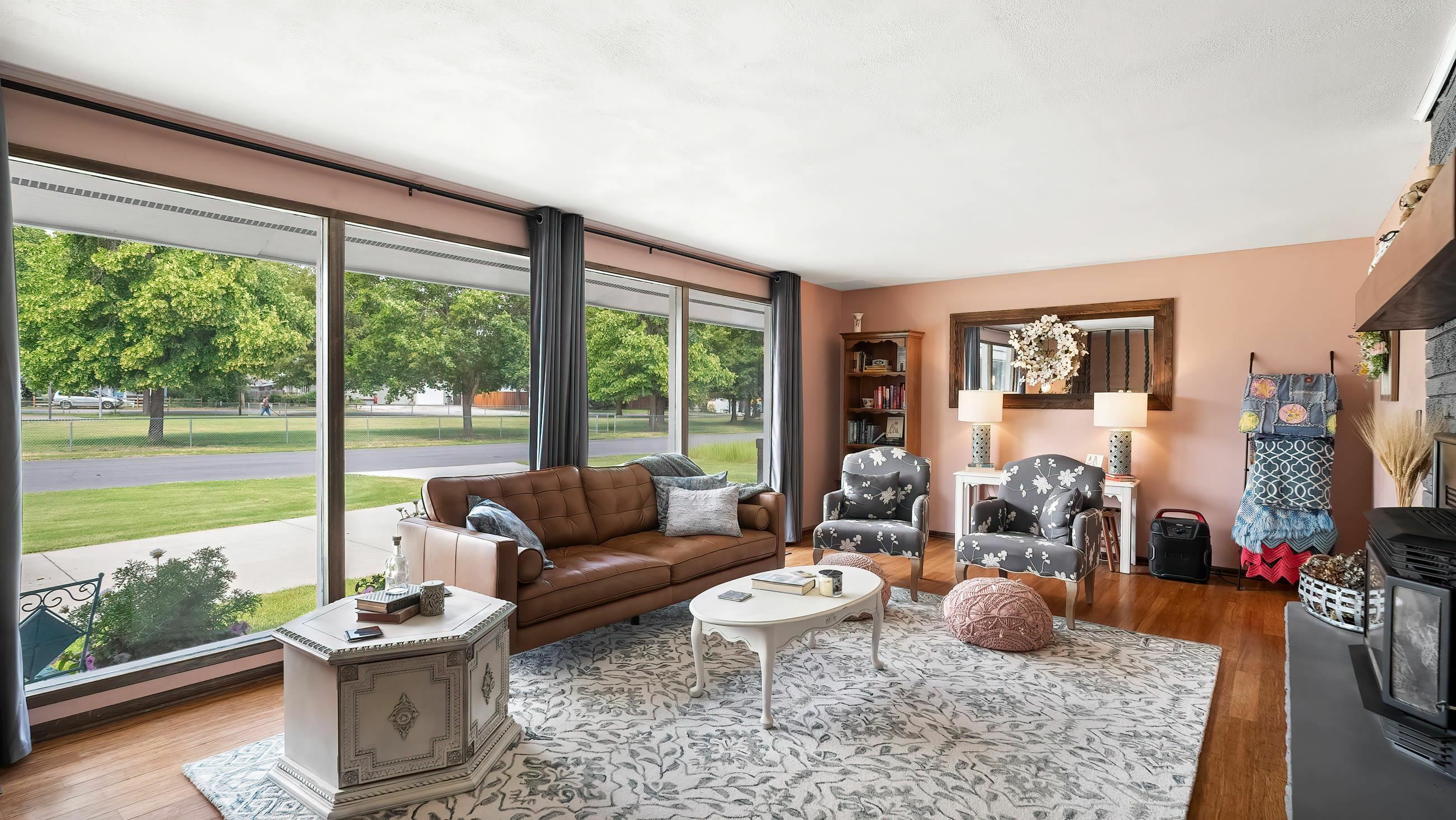 Property Photo:  709 W Clay Ave  WA 99109 