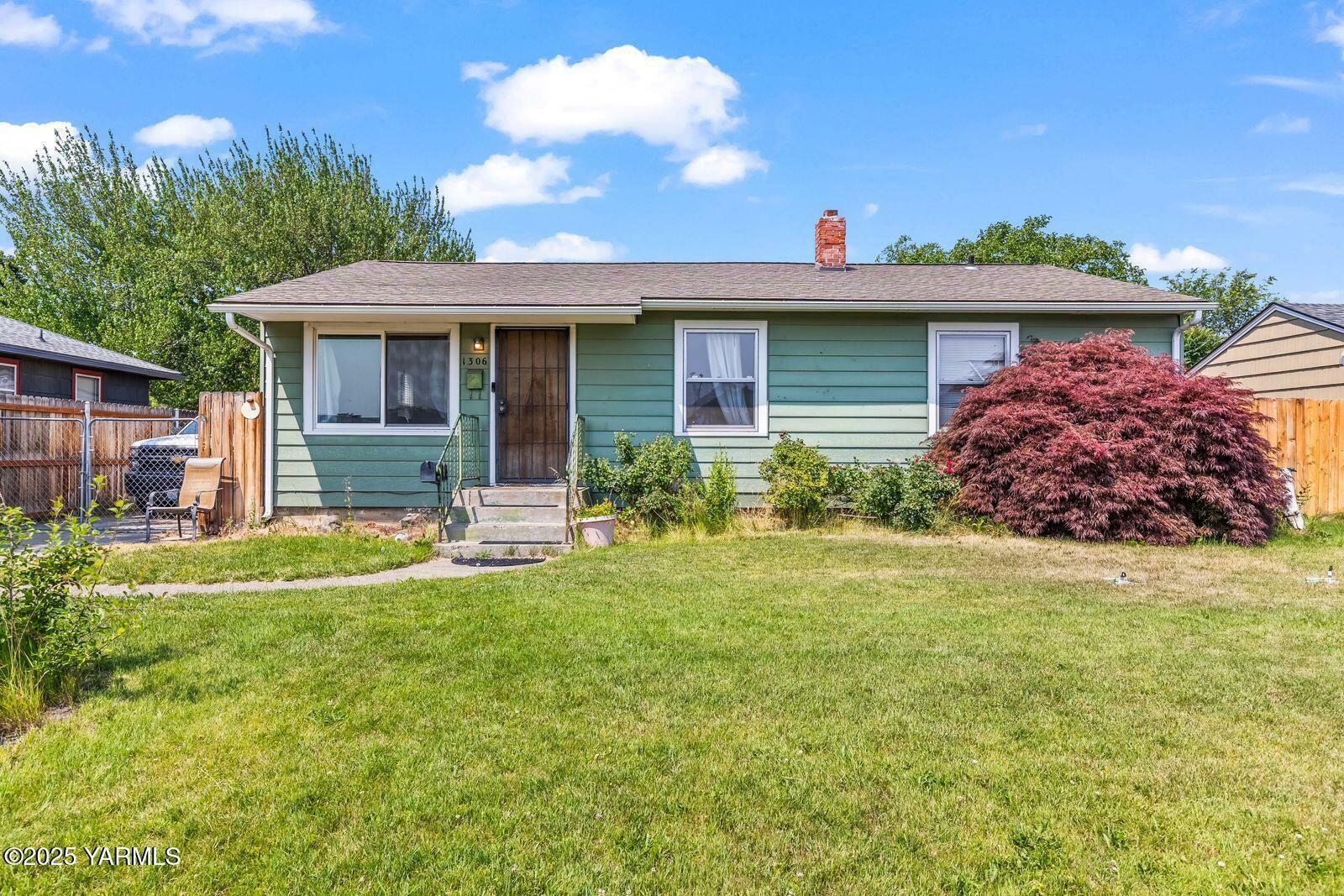 Property Photo:  1306 S 6th Ave  WA 98902 