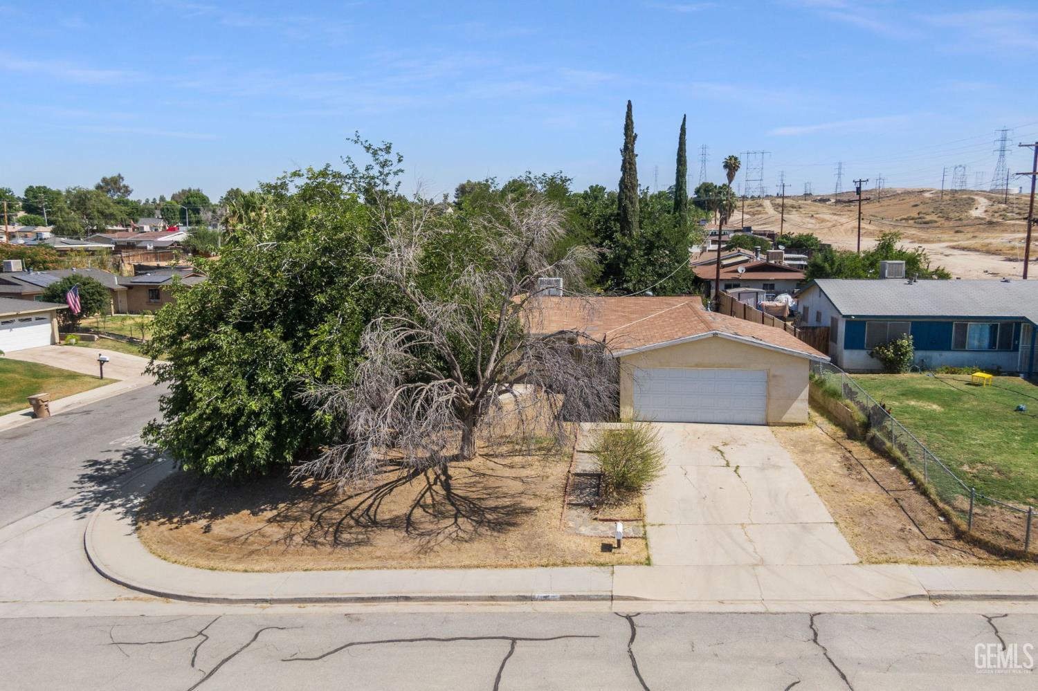 Property Photo: 7100 Sunnyridge Avenue CA 93306