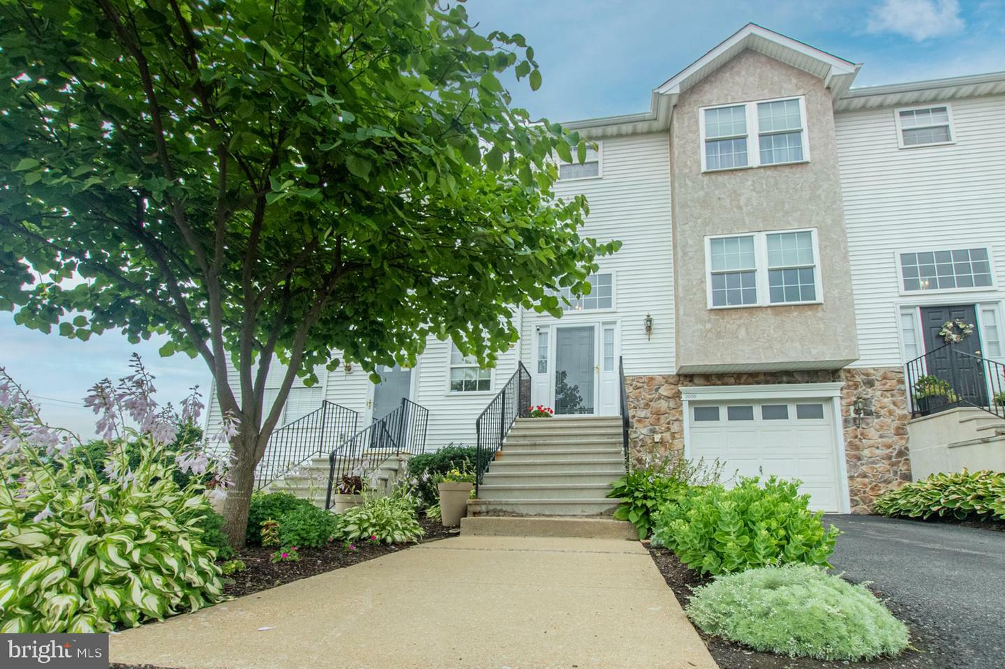 Property Photo: 2008 Hampton Court PA 19543