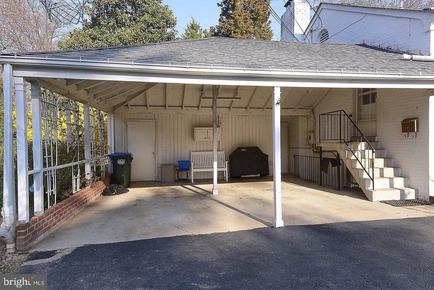 Property Photo: 6916 Southridge Drive VA 22101