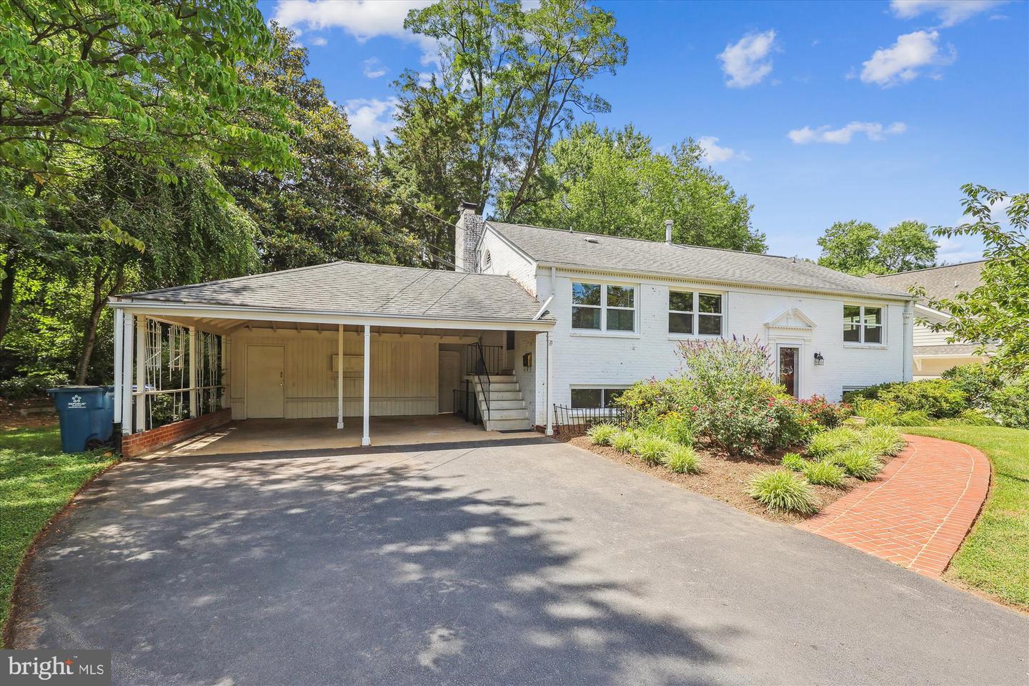 Property Photo: 6916 Southridge Drive VA 22101