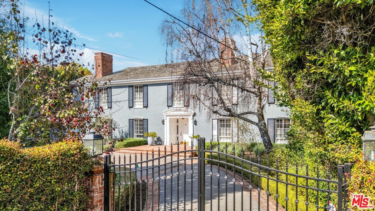 Property Photo:  12911 Marlboro St  CA 90049 