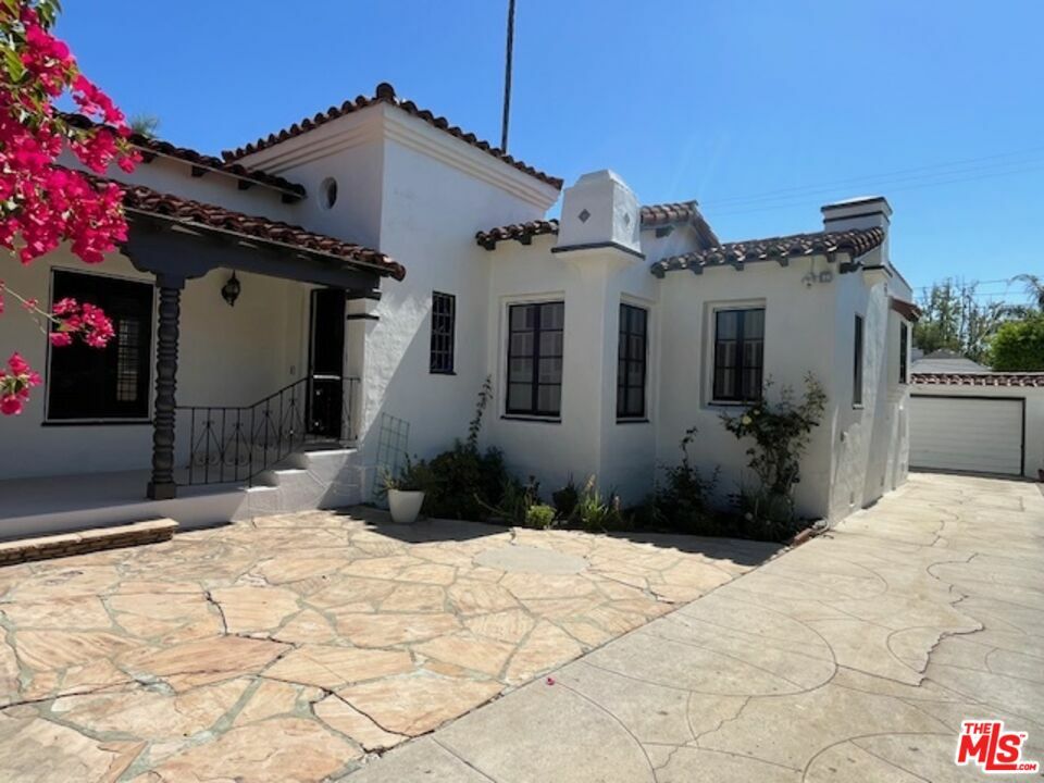 Property Photo: 168 N Doheny Dr CA 90211