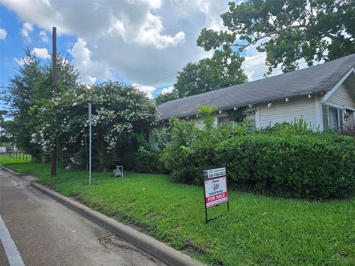 Property Photo: 1601 Malvern Street TX 77009