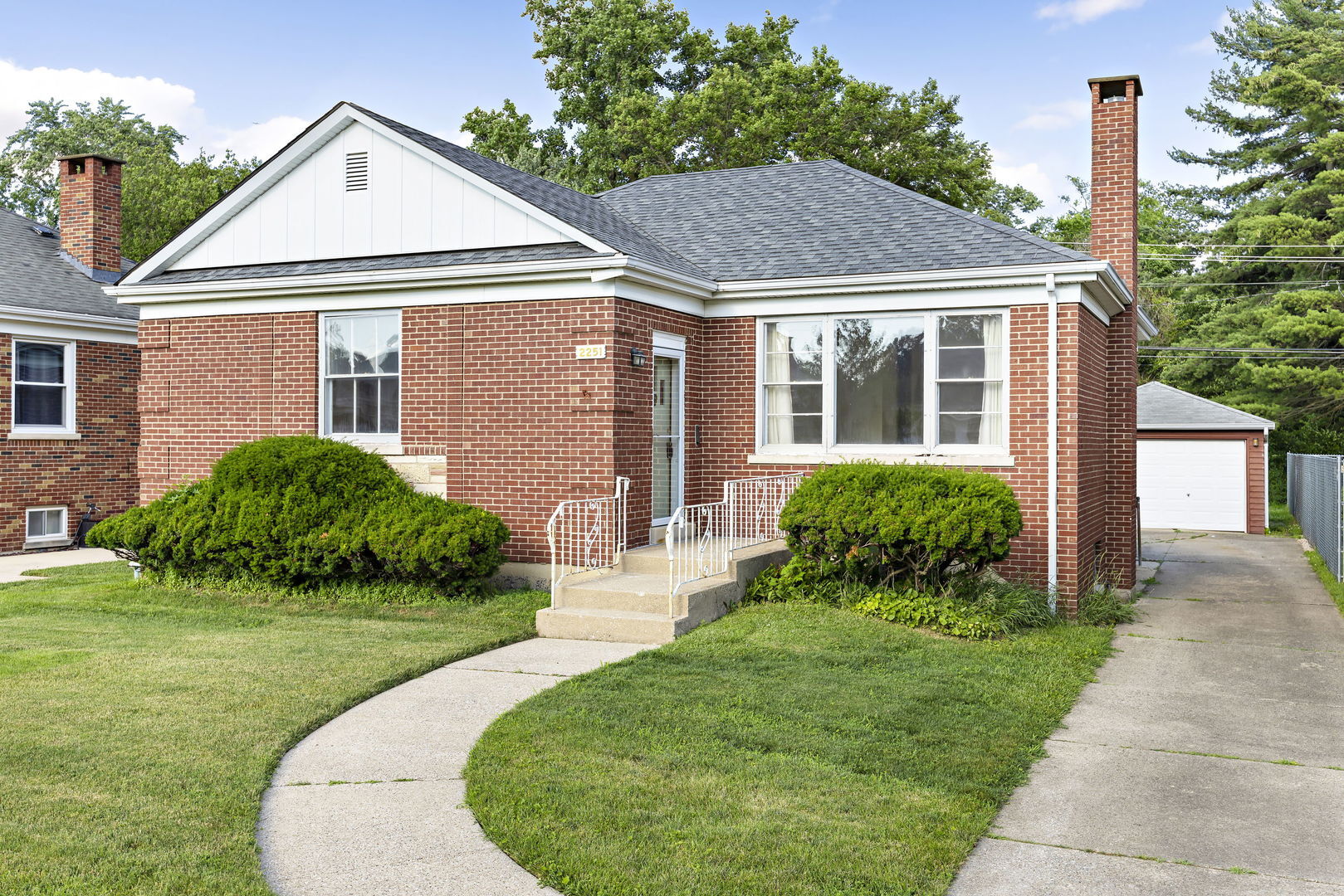 Property Photo: 2251 Belleview Avenue IL 60154
