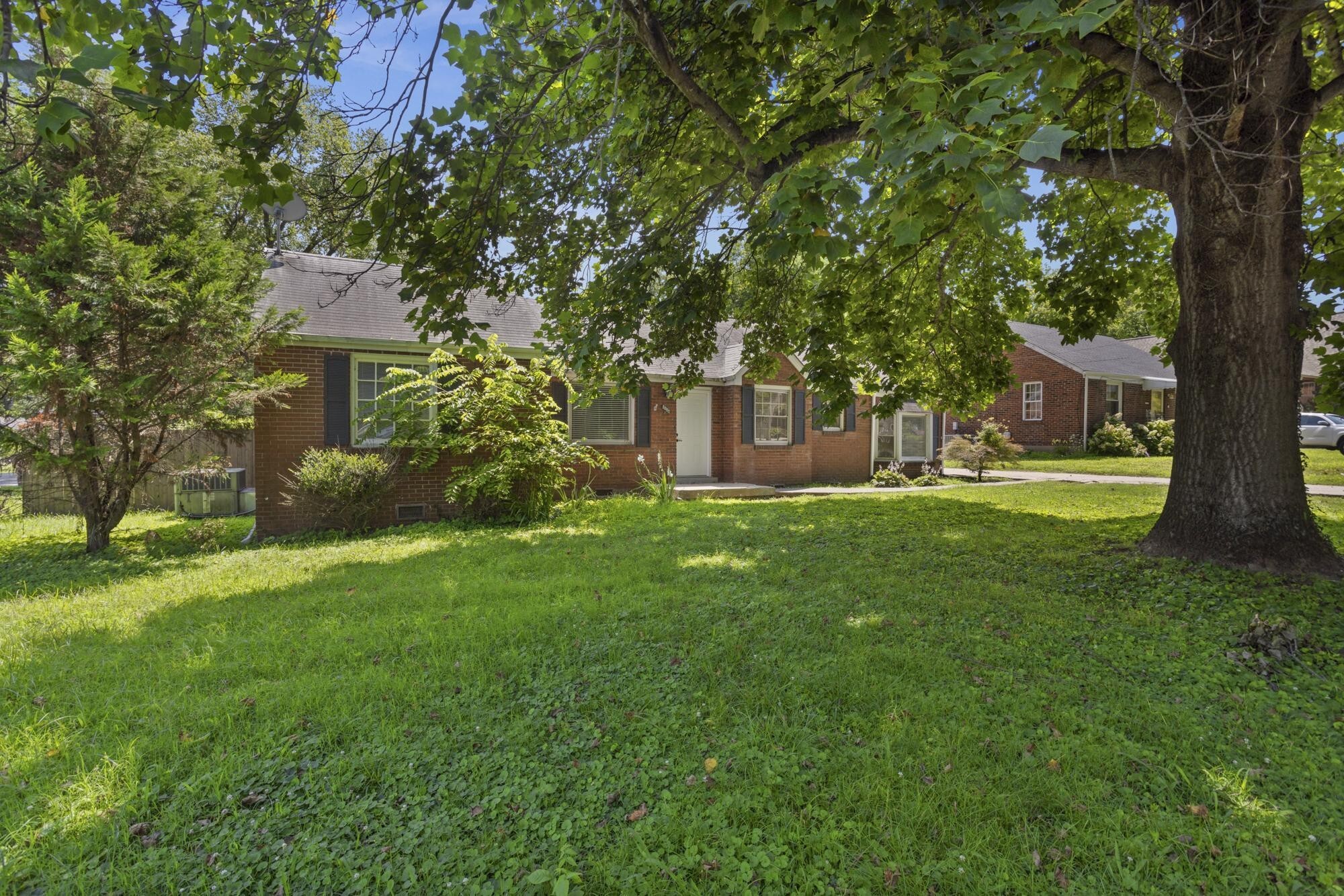 Property Photo: 1001 Horseshoe Dr TN 37216