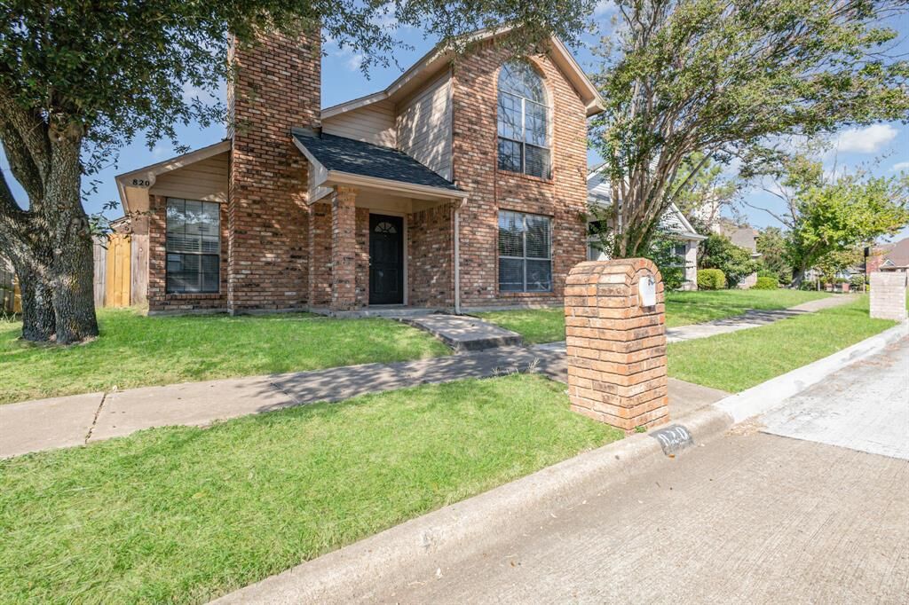 Property Photo:  820 Greenridge Drive  TX 76017 